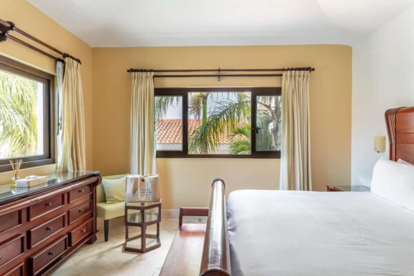 Single Occupancy Suite (King Bed with Jungle View) - Image 9